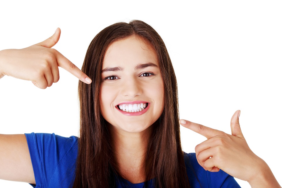 Une adolescente assurée par les soins des dents de sagessedu Dr Zeitoun